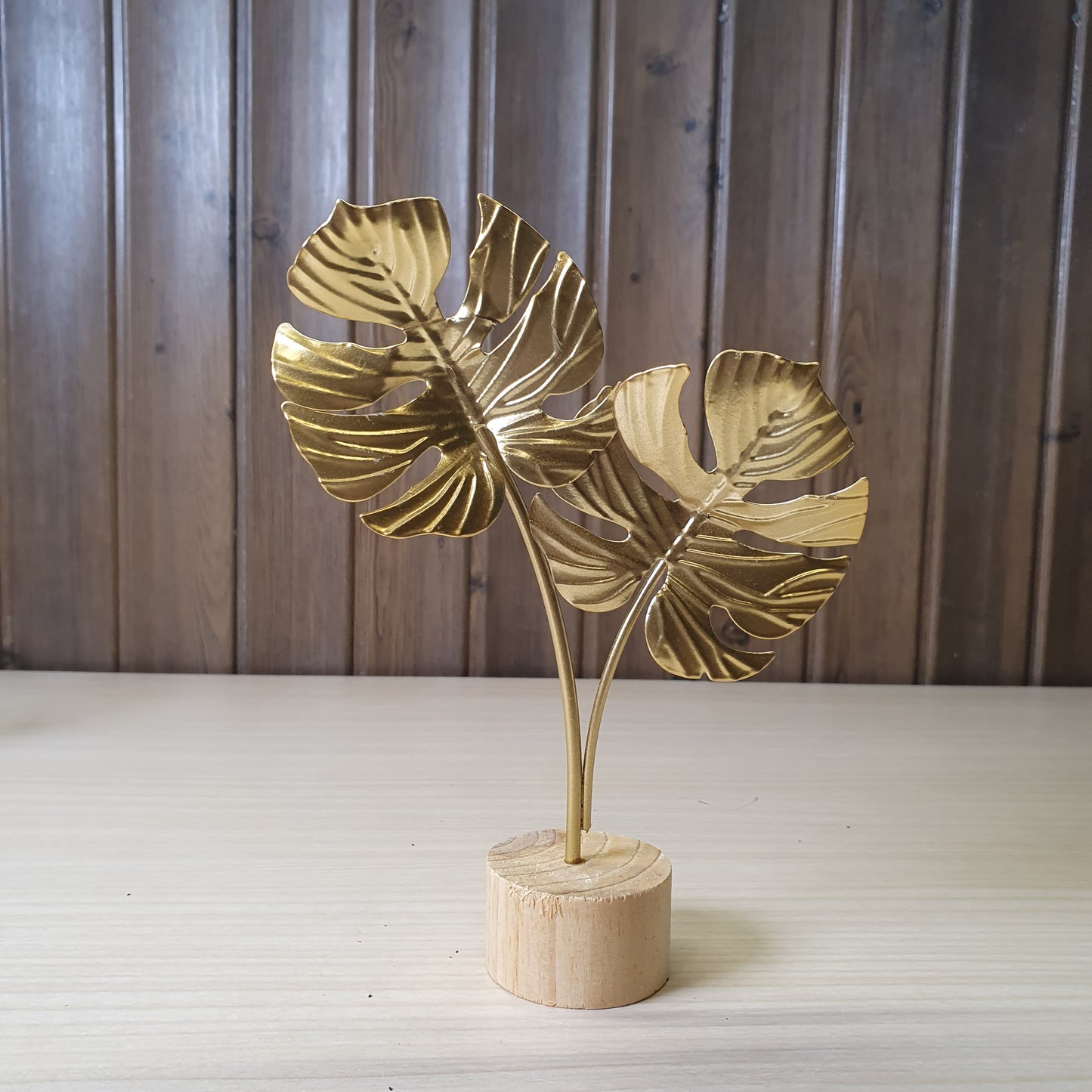 Fahibin metallic Monstera leaf statue features a gold finish and a sturdy, natural wood base.#6774