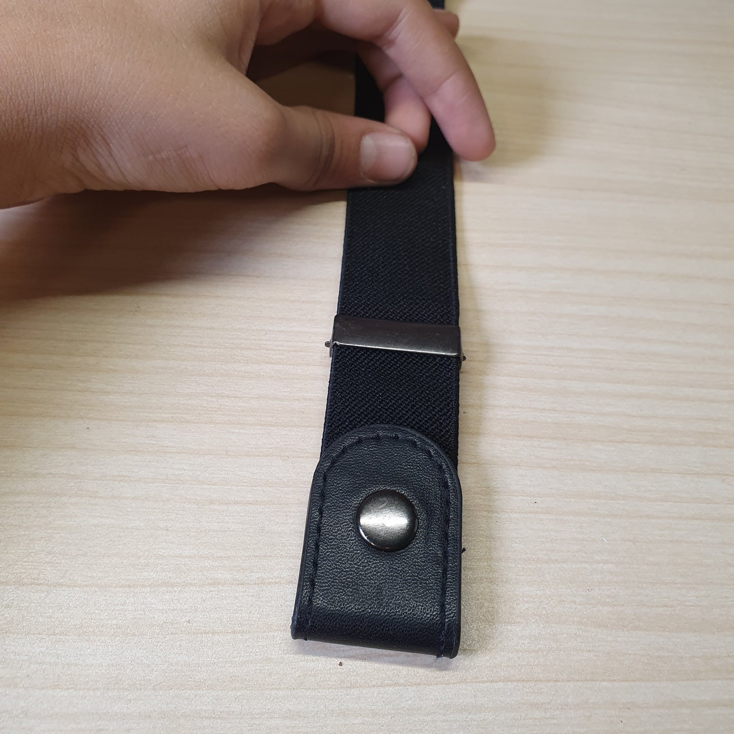 Black buckle-free elastic belt features a sleek, invisible design meant to lay flat under clothing.#6627