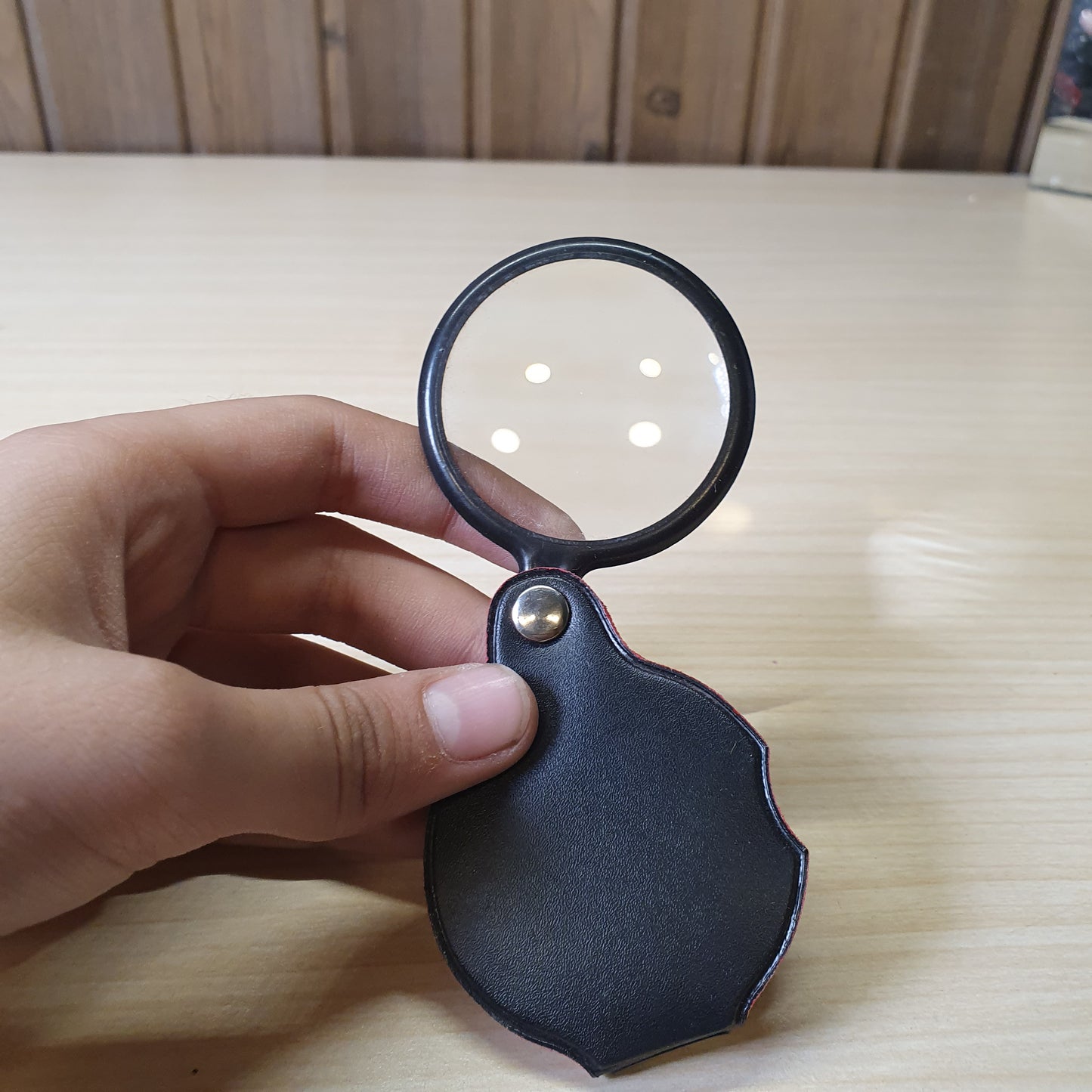 Handheld folding magnifying glass features a black protective pouch that acts as a handle #6983
