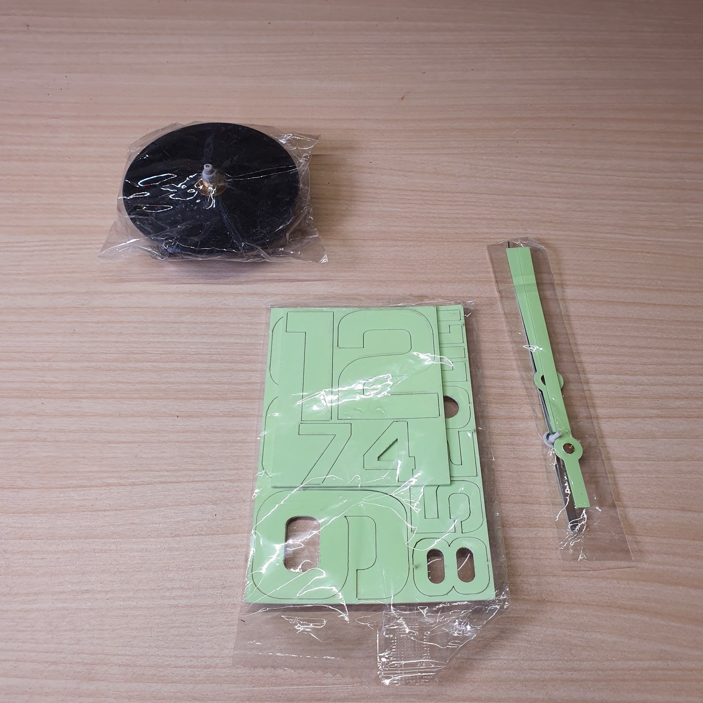 luminous 3D DIY wall clock kit featuring a silent mechanism. Glow In The Dark #6954