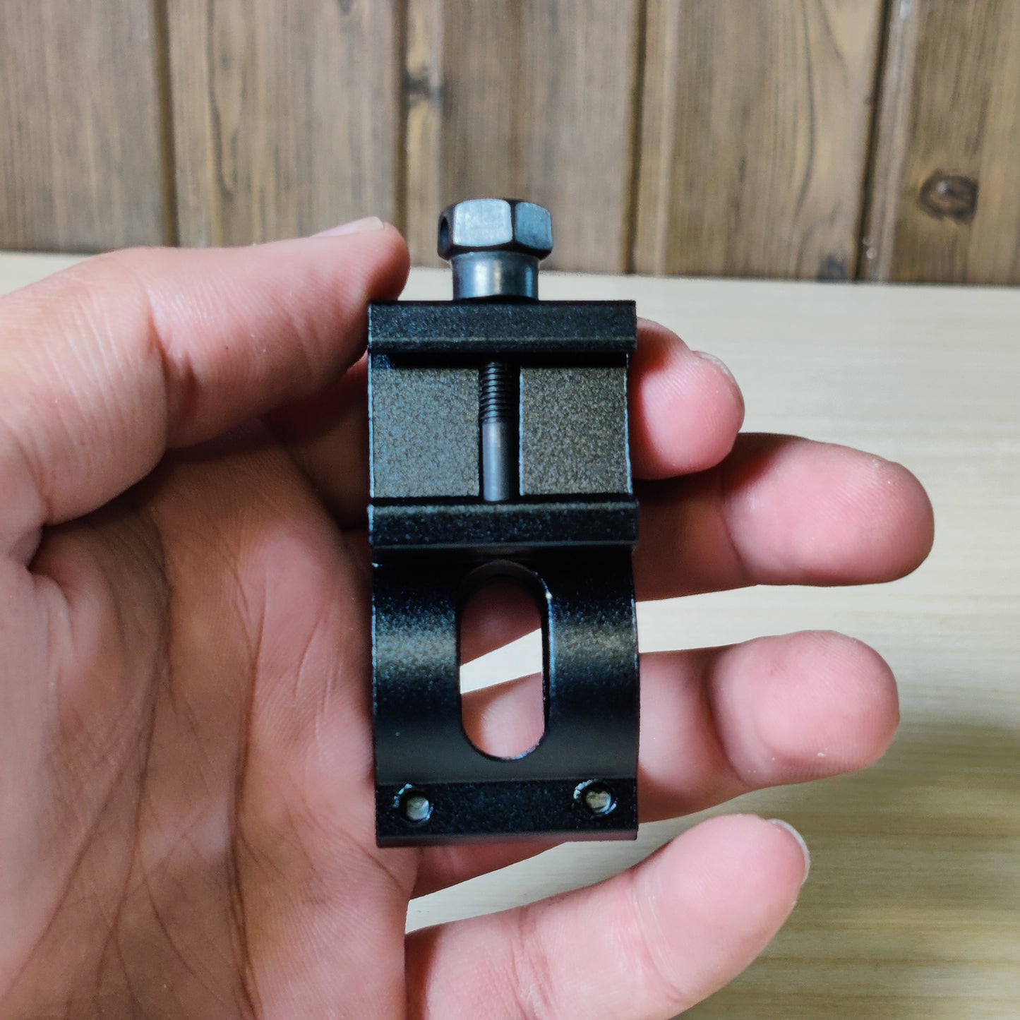 Multi-purpose aluminum alloy clamp designed for outdoor camping to secure light poles, cameras, or smartphones to tables. #426