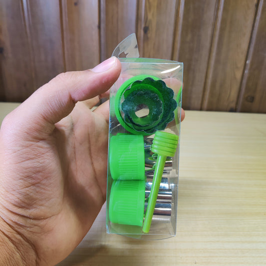 fruit and vegetable cutters for creating fun food shapes.#2401