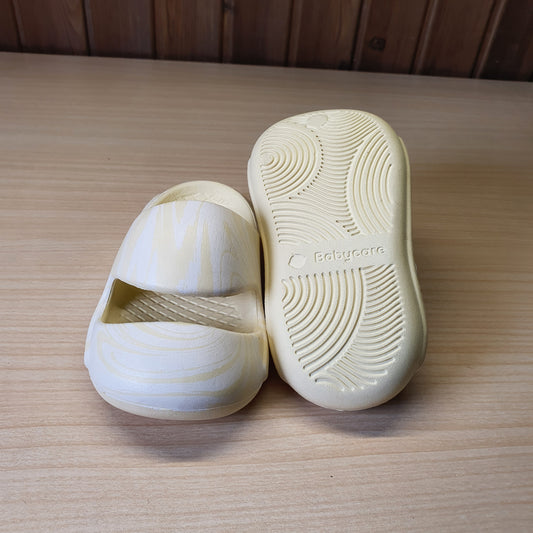 Used Imported Slipers Size no size Mentioned