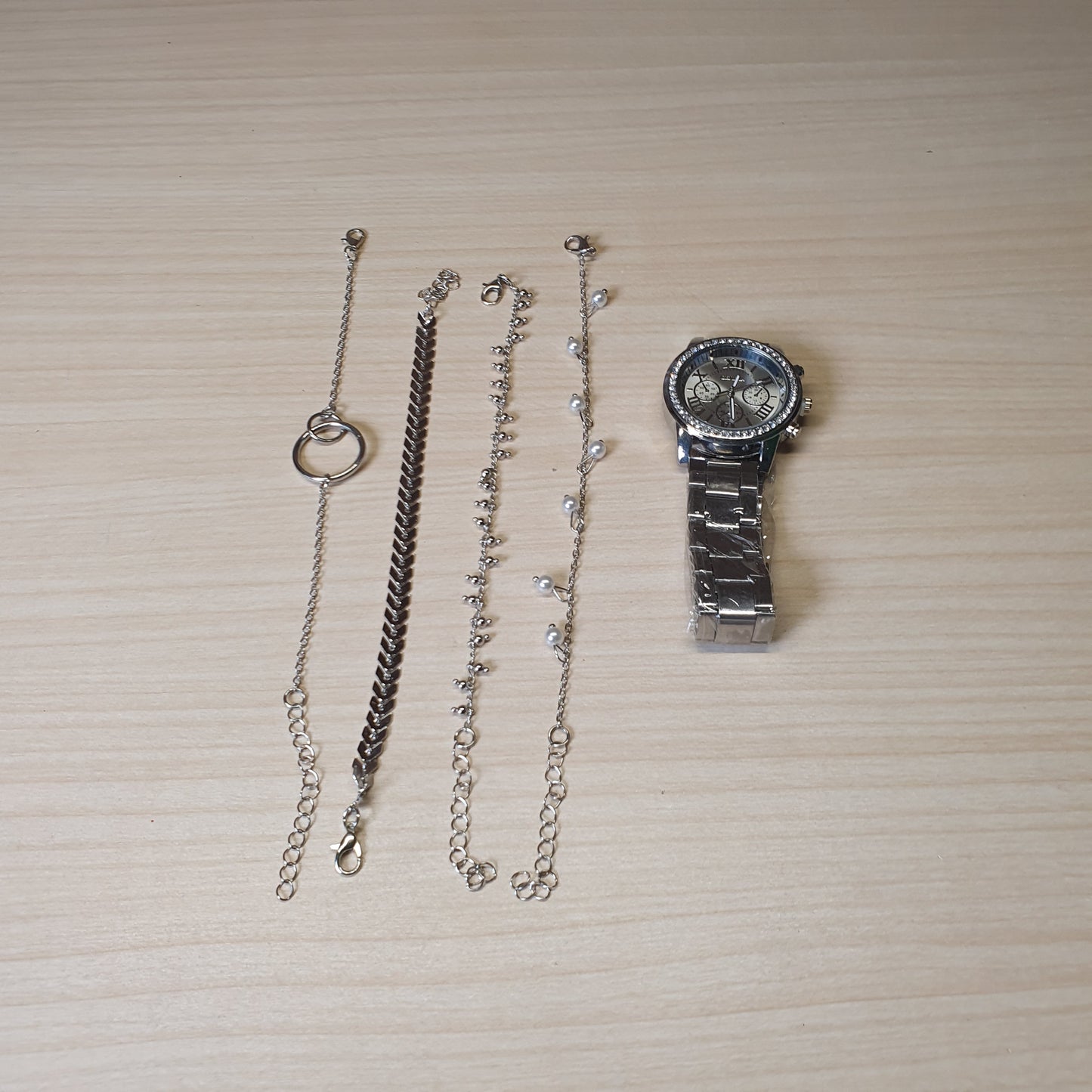 Watch With 4 Bracelets #4882