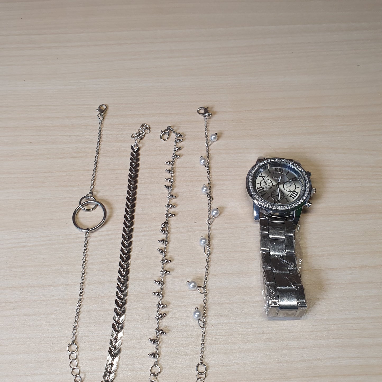 Watch With 4 Bracelets #4882