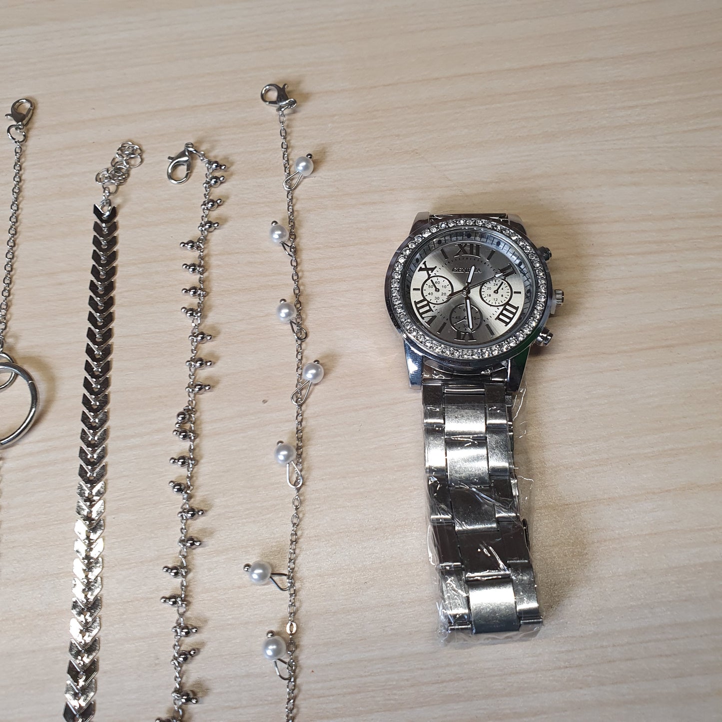 Watch With 4 Bracelets #4882