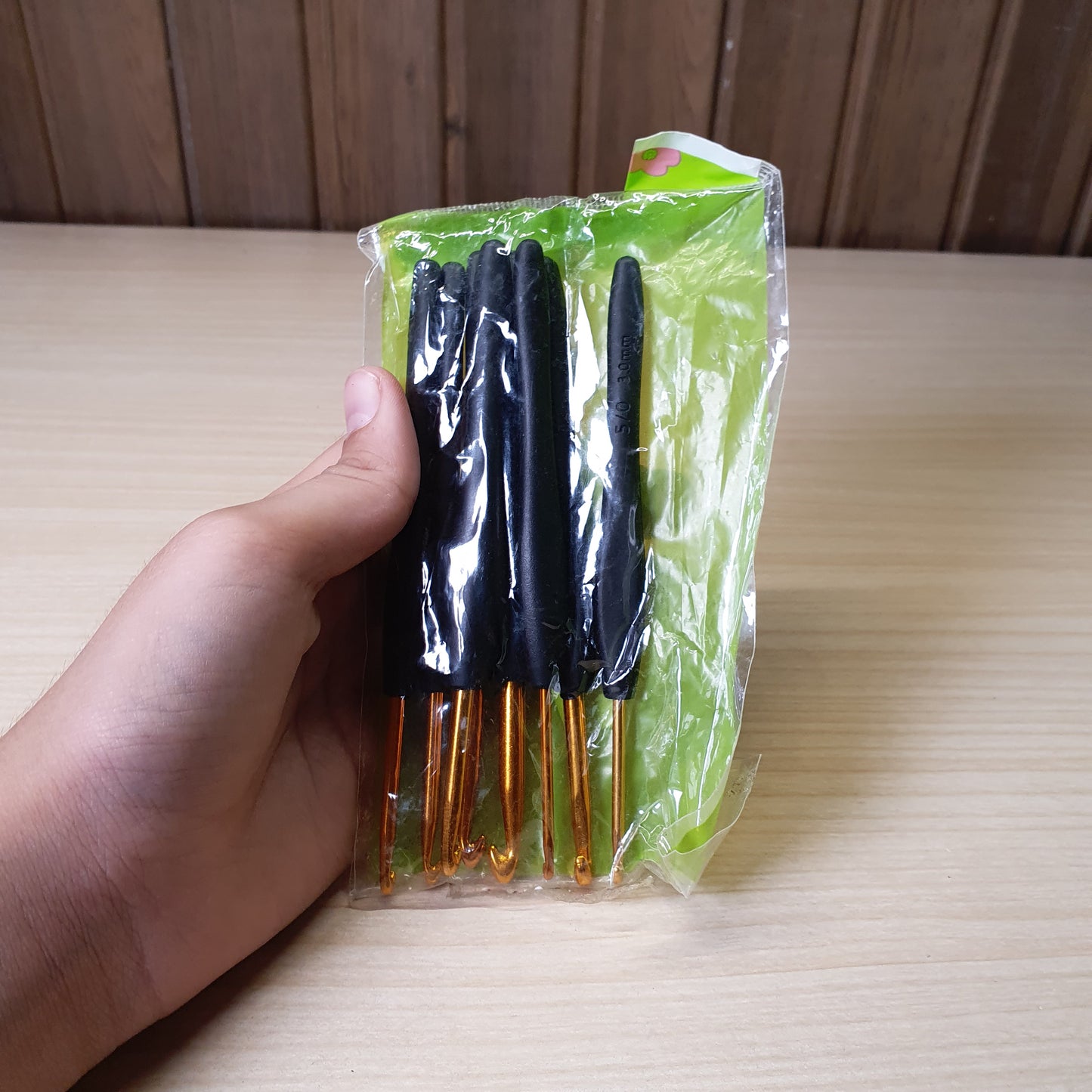 8 Pcs Crochet Hooks Set, Black Handle Knitting Needles with Portable Crochet Bag - Soft Comfortable Grip, Durable Aluminum, Easy Size Identification for Weaving Anywhere #6105