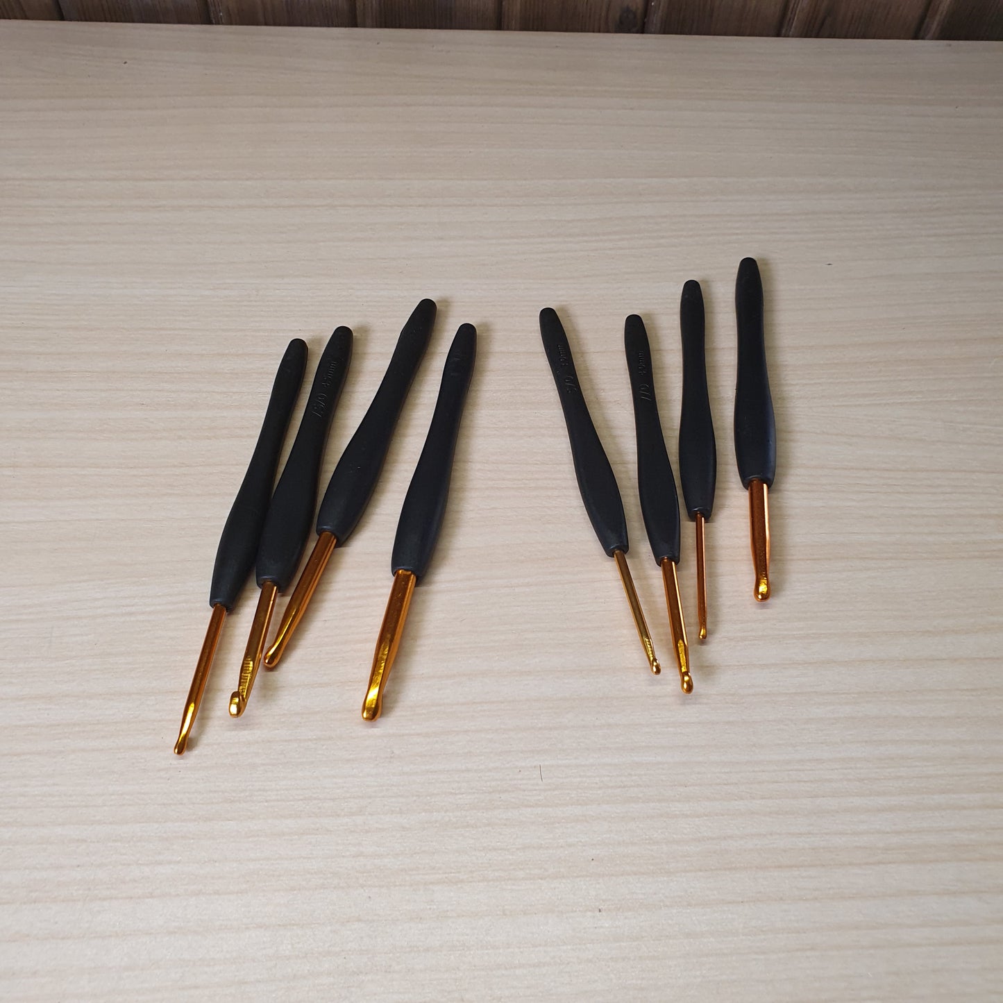 8 Pcs Crochet Hooks Set, Black Handle Knitting Needles with Portable Crochet Bag - Soft Comfortable Grip, Durable Aluminum, Easy Size Identification for Weaving Anywhere #6105