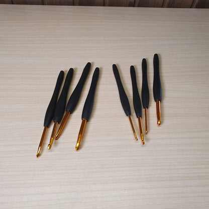8 Pcs Crochet Hooks Set, Black Handle Knitting Needles with Portable Crochet Bag - Soft Comfortable Grip, Durable Aluminum, Easy Size Identification for Weaving Anywhere #6105