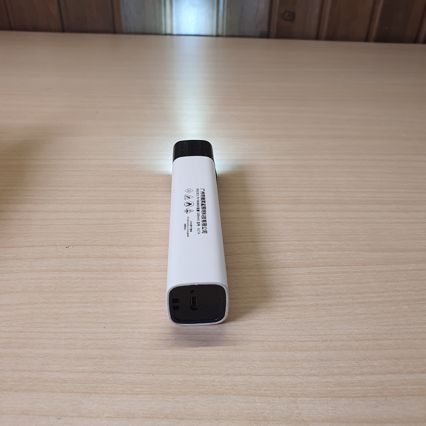 Smiling Shark brand mini flashlight, model 617, which features a rechargeable USB design and doubles as a power bank #6190