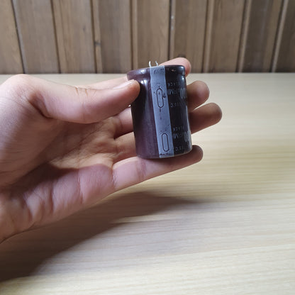 aluminum electrolytic capacitor features a high-temperature rating of 105°C and a capacitance tolerance of ±20% #6210