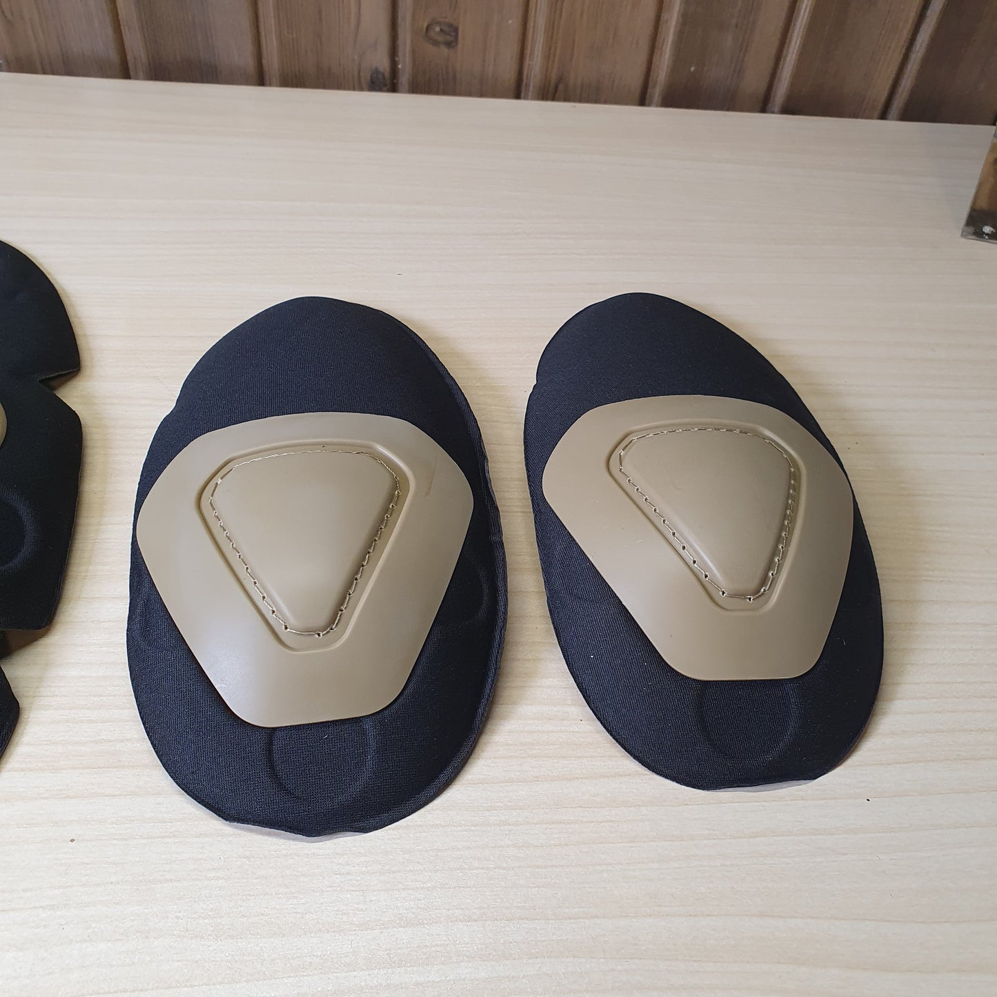 Crye Precision AirFlex Combat Knee Pads feature a flexible khaki cap and a black foam backing. #6705