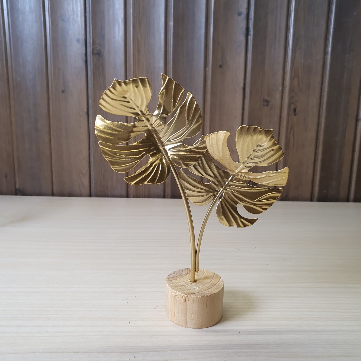Fahibin metallic Monstera leaf statue features a gold finish and a sturdy, natural wood base.#6774