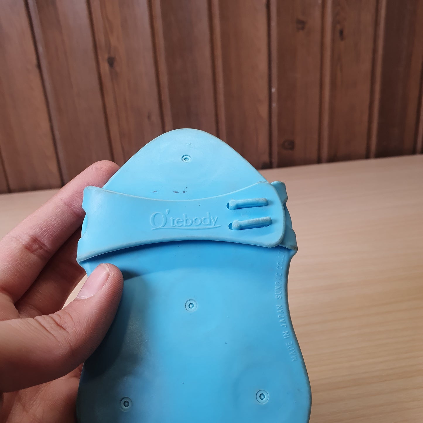 Handheld massage tool features seven 360-degree rotating metal balls designed for deep tissue relief #6516