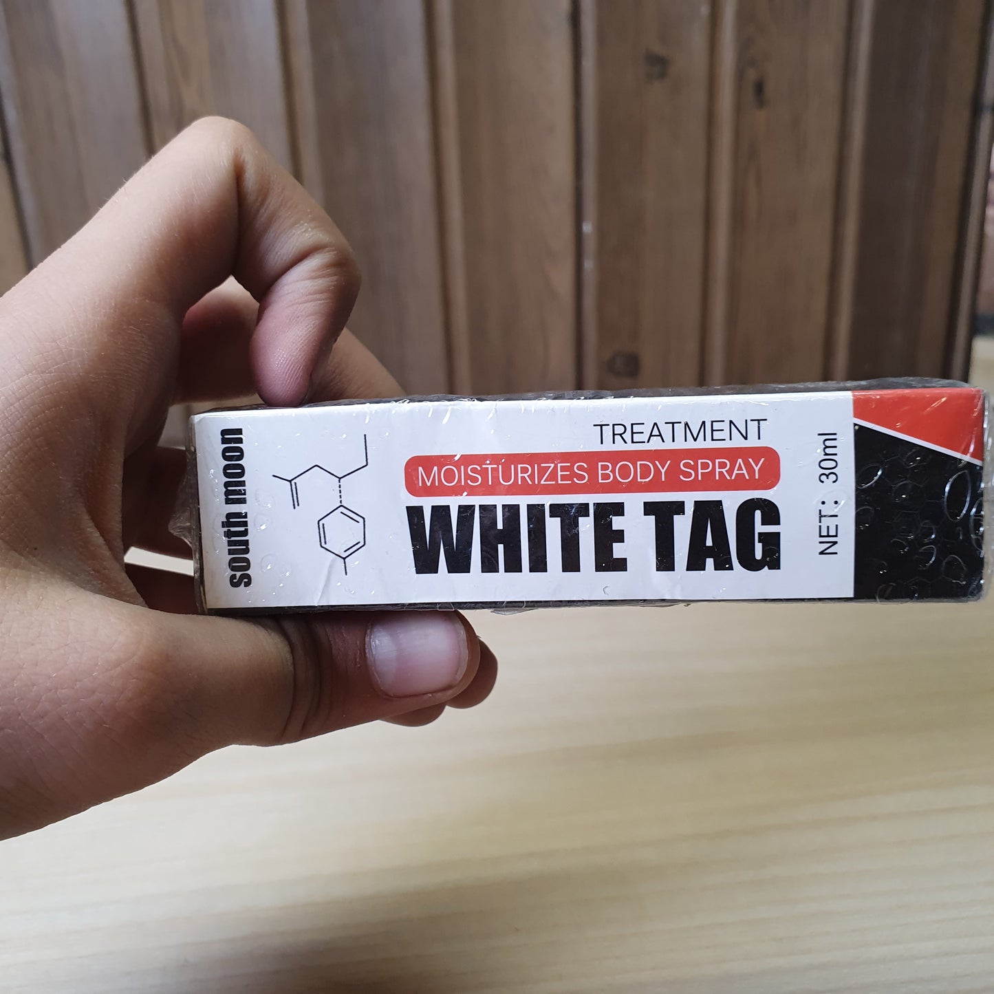 White Tag Moiusturizes Body Spray #6973