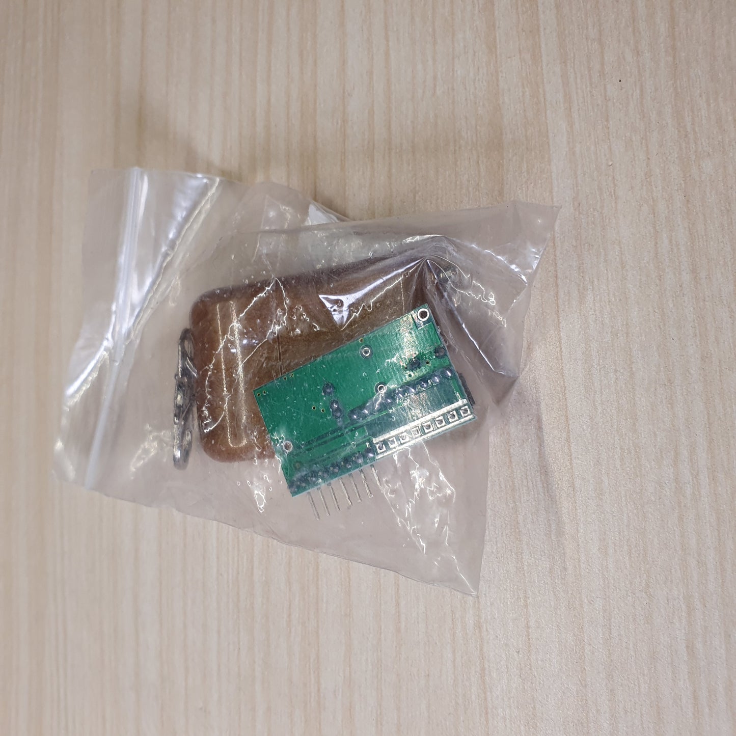 433MHz wireless remote control transmitter and receiver module pair, commonly used for garage doors, electric gates, and DIY automation. #6587
