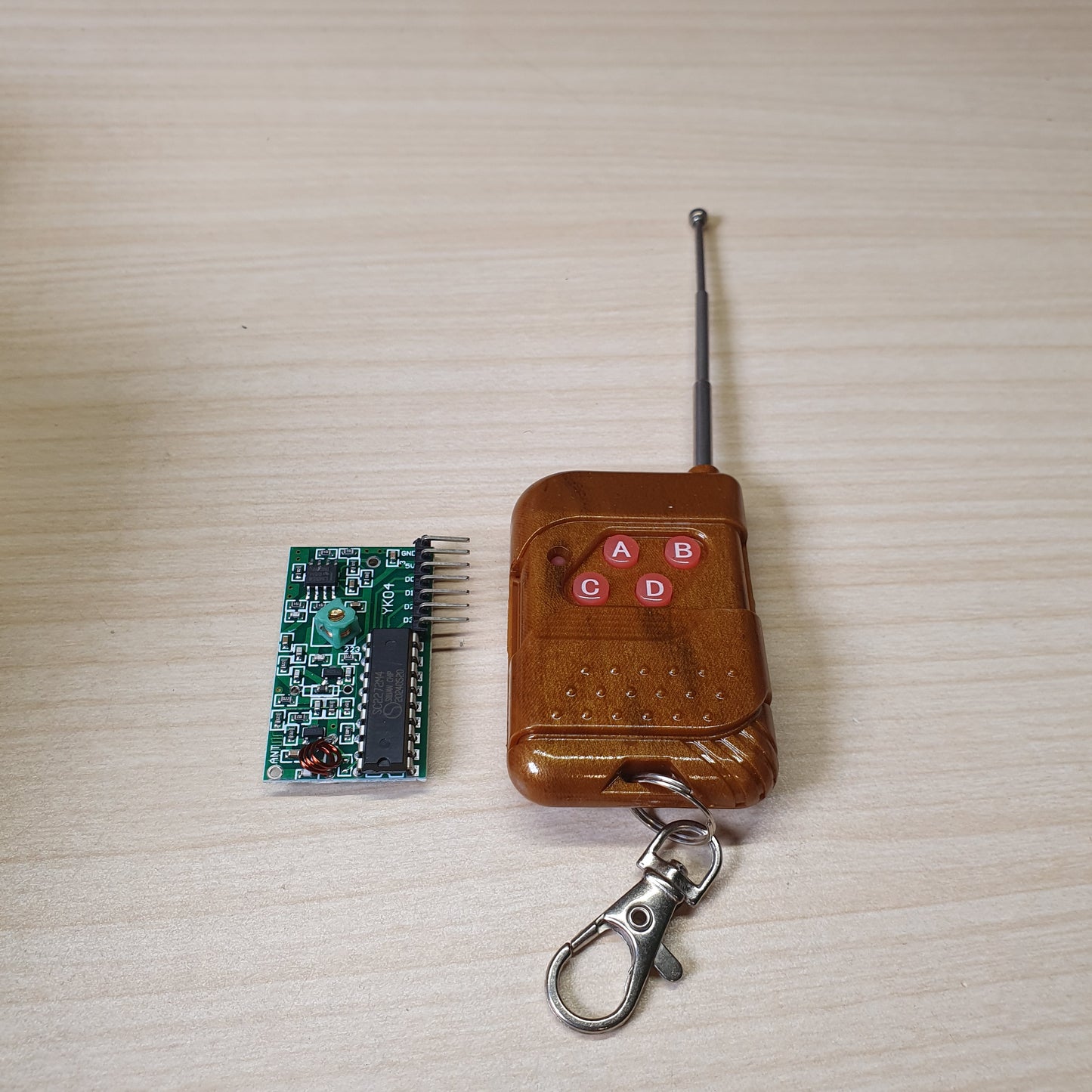 433MHz wireless remote control transmitter and receiver module pair, commonly used for garage doors, electric gates, and DIY automation. #6587