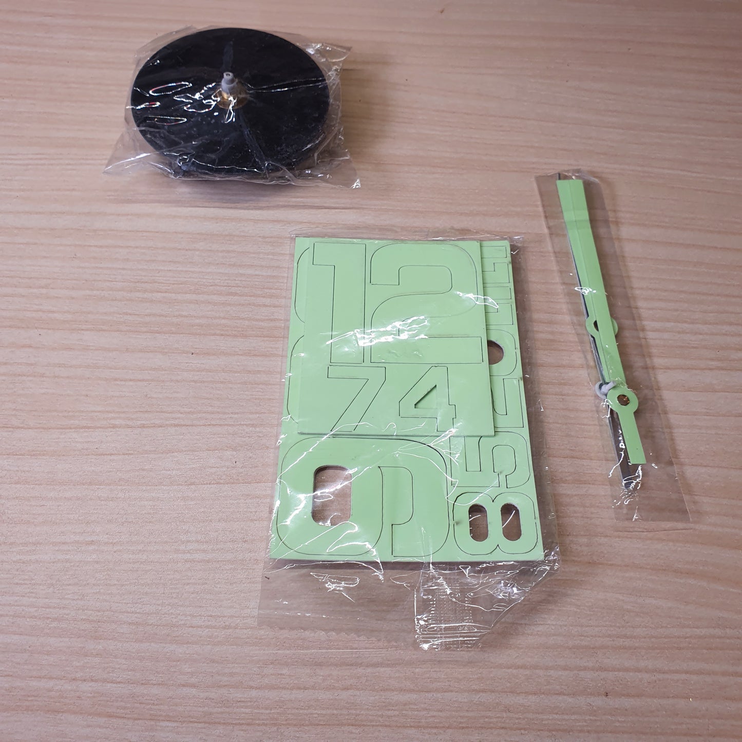 luminous 3D DIY wall clock kit featuring a silent mechanism. Glow In The Dark #6954