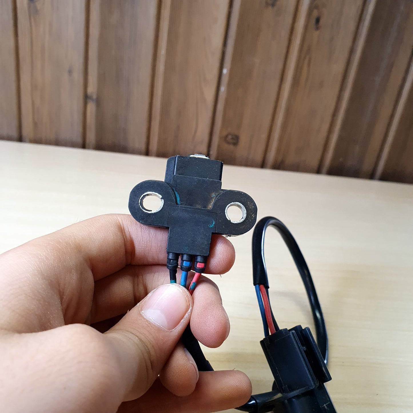 Crankshaft position sensor, identified in search results as compatible with various Mitsubishi models such as the Lancer and Space Star. #8081