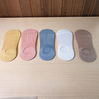 Blue no-show socks feature a breathable ribbed texture and a silicone non-slip grip. #9095