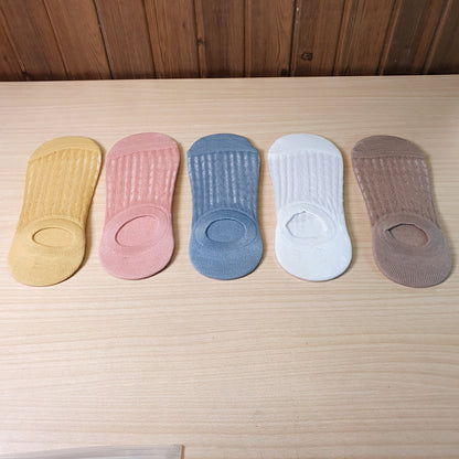 Blue no-show socks feature a breathable ribbed texture and a silicone non-slip grip. #9095