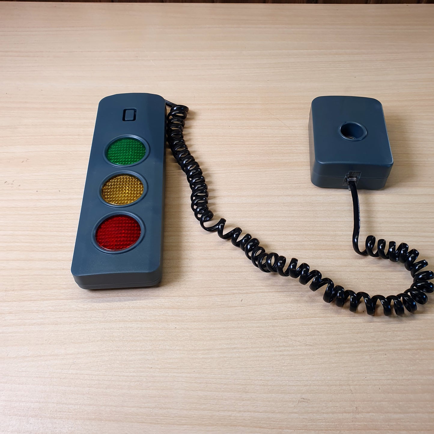 Garage parking assist system with a traffic light indicator and sensor. #9154