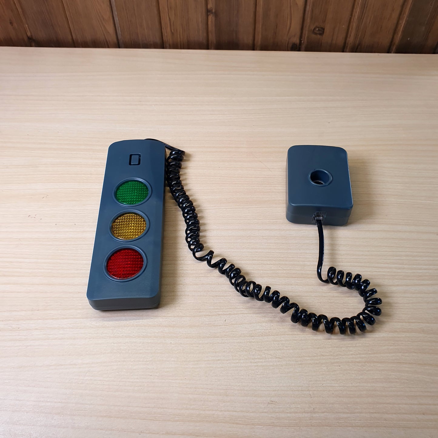 Garage parking assist system with a traffic light indicator and sensor. #9154