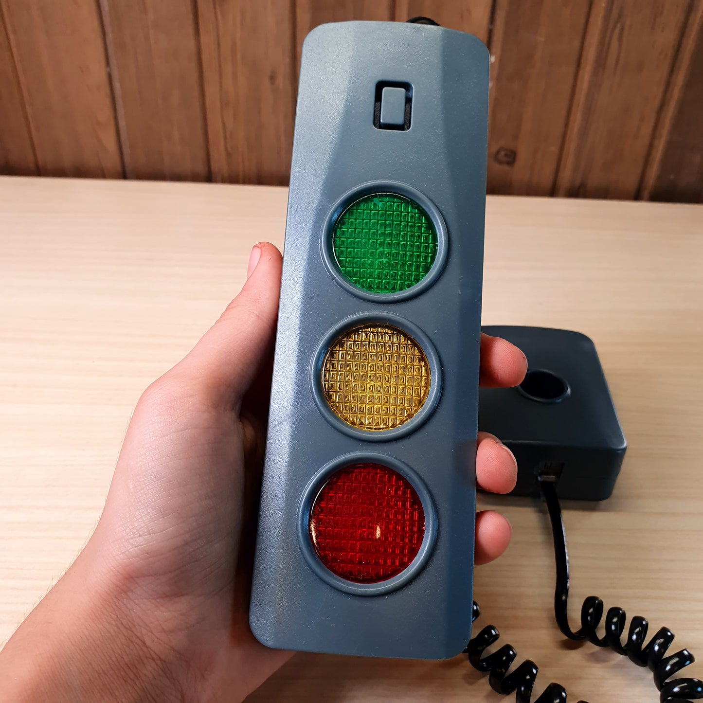 Garage parking assist system with a traffic light indicator and sensor. #9154