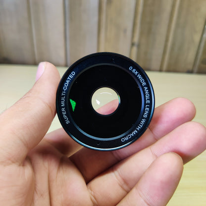0.6x wide-angle phone camera lens with a macro feature, likely from a brand like Apexel or similar.#2541
